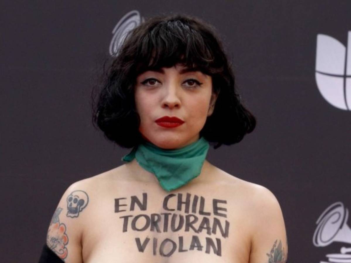 La polémica protesta de Mon Laferte en los Latin Grammys 2019