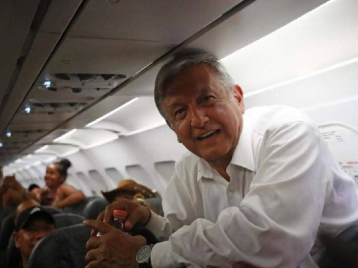 El curioso momento que vivió Manuel López Obrador en un aeropuerto