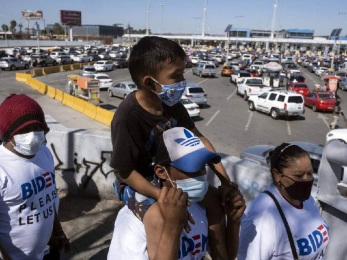 Familia hondureña junto a otros migrantes piden oportunidad de pedir asilo en EEUU 