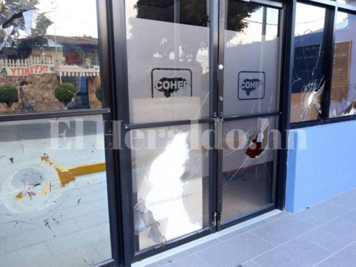 Limpian los escombros y reparan daños en edificios dañados por miembros de la Alianza en la capital de Honduras   