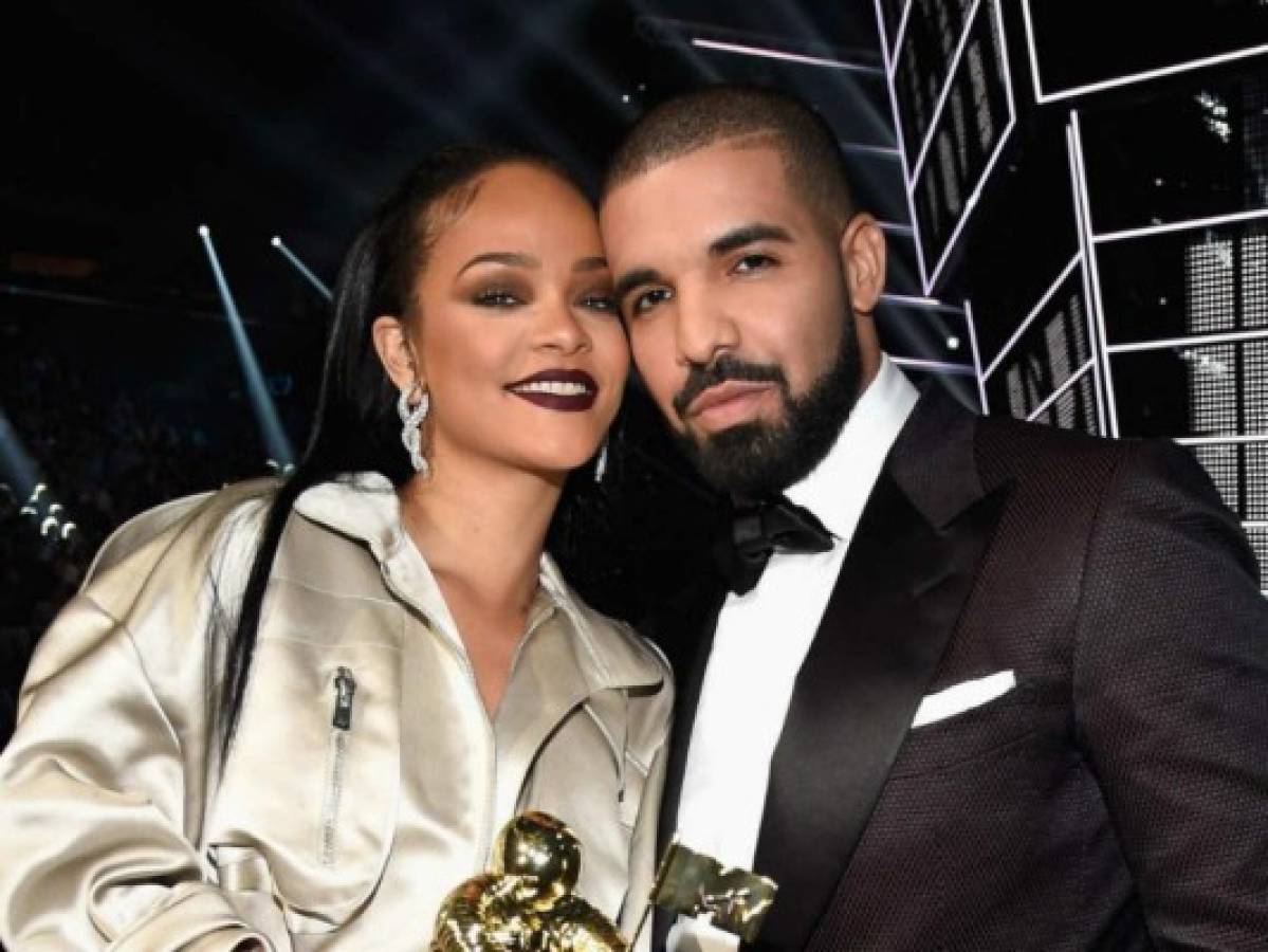 El rapero Drake le dedica emotivo mensaje a Rihanna en medio de su concierto