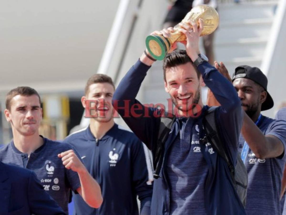 La selección francesa, campeona del mundo, aterriza en París
