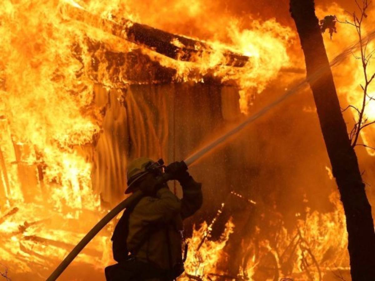 Cinco muertos y miles de evacuados deja voraz incendio en California