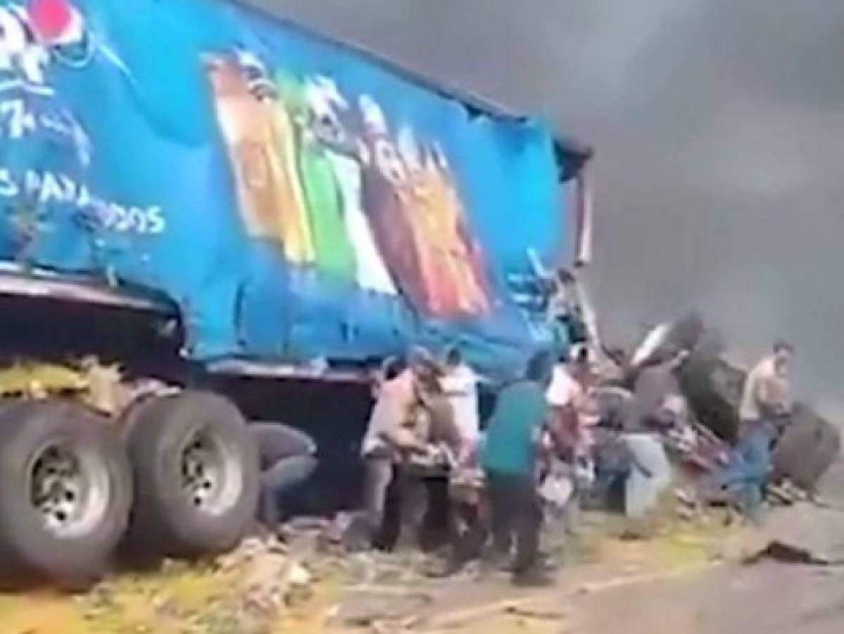 VIDEO: Saquean mercadería de un tráiler mientras chófer moría calcinado en México