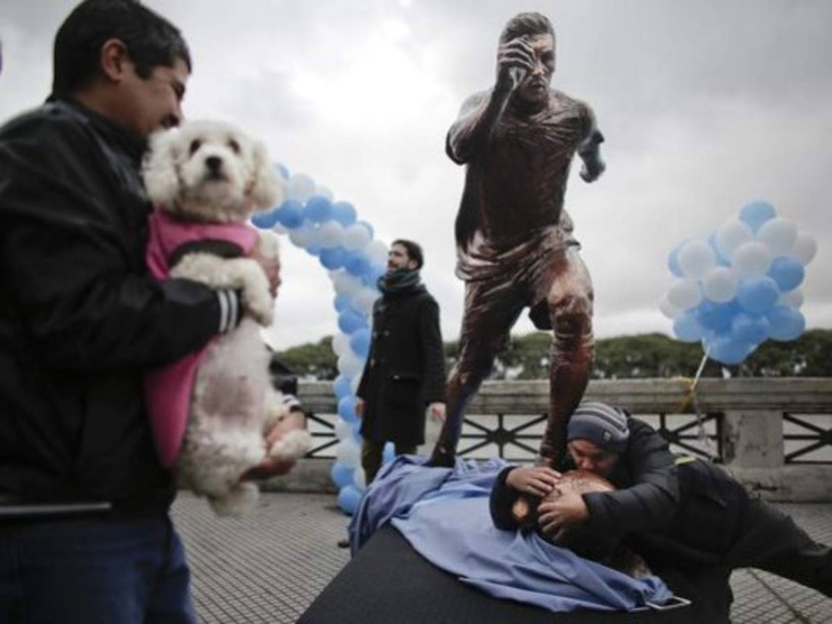 Argentinos no se resignan, inauguran estatua de Messi