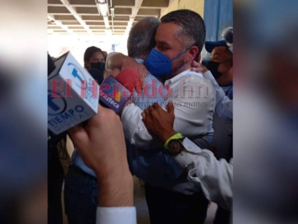 Precandidato David Chávez se funde en emotivo abrazo con 'Tito' Asfura tras votar en la UNAH