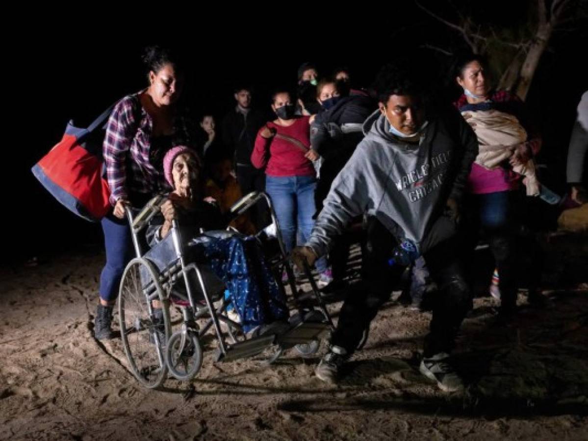Ambas hondureñas recibieron la ayuda de sus compañeros migrantes, puesto que la condición de la anciana dificultaba su paso en la oscuridad de la noche.