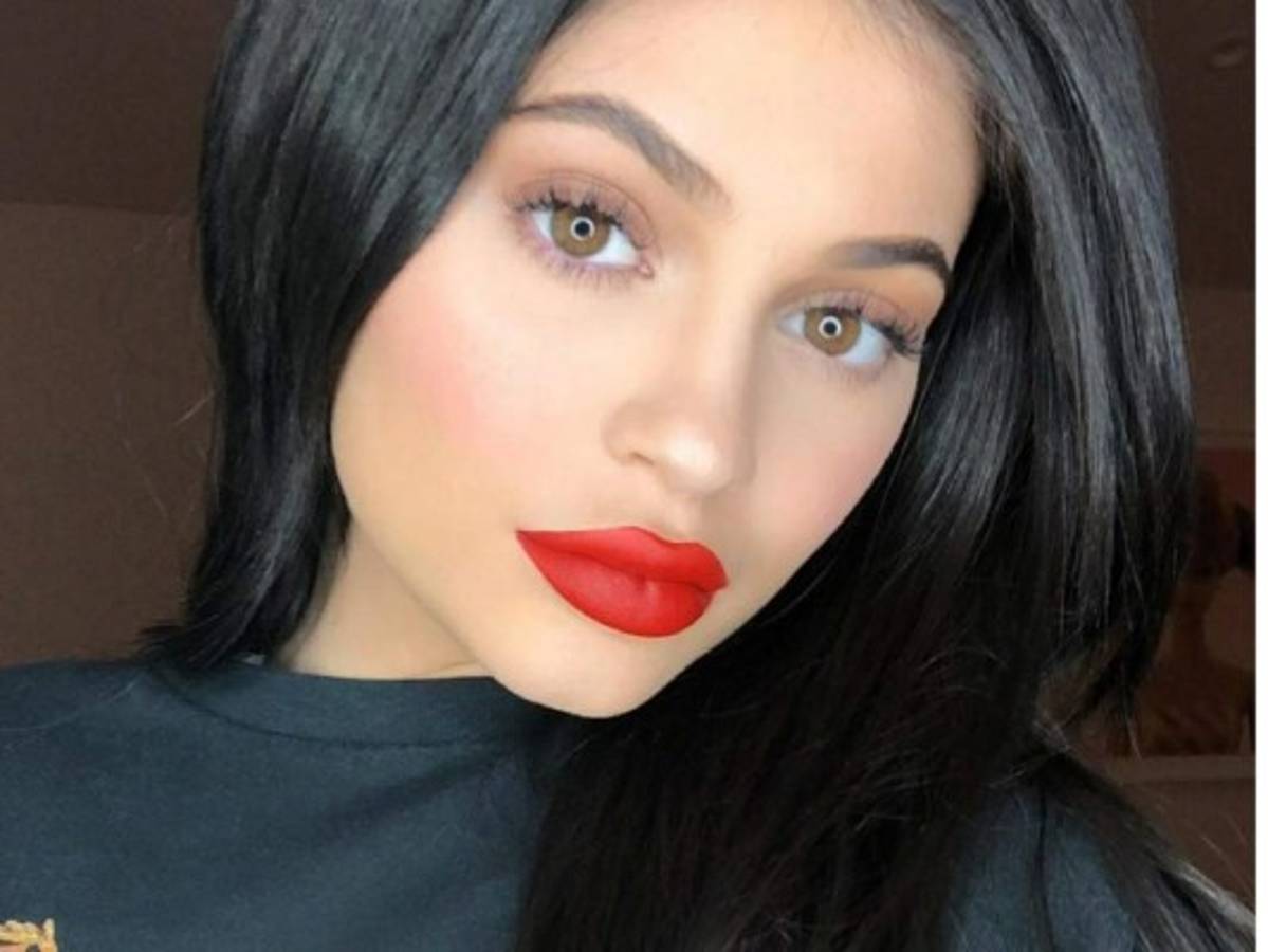 Kylie Jenner posa con poca ropa y ¿termina rumores de embarazo?