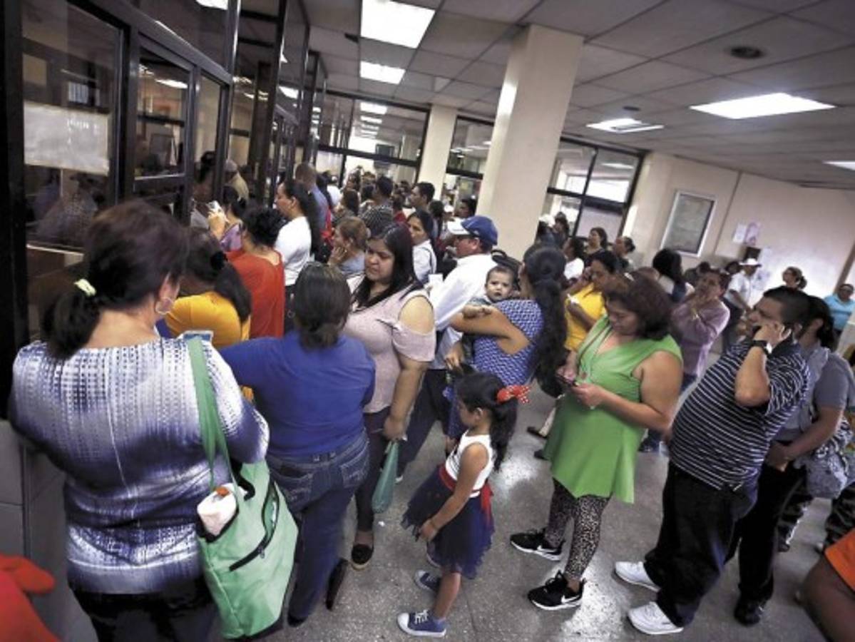 Pacientes abarrotan hospitales en busca de atención médica