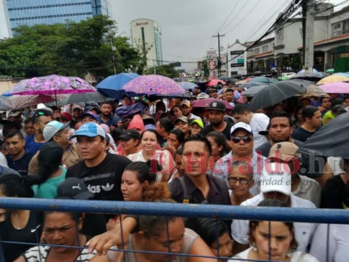 Algunos con paraguas y otros soportando la fuerte lluvia dijeron presente a la marcha nacionalista. Foto Marvin Salgado| EL HERALDO