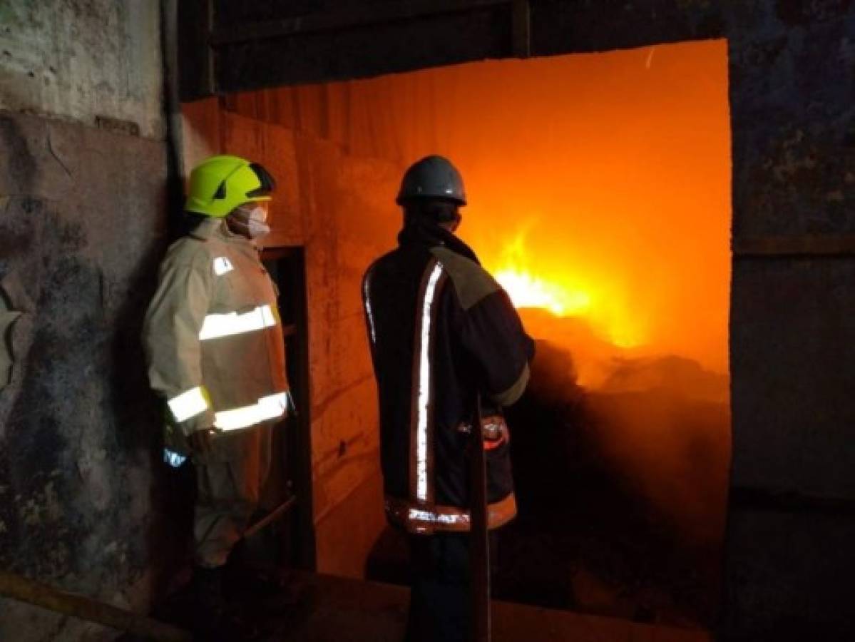 Incendio consume una fábrica en Santa Cruz de Yojoa