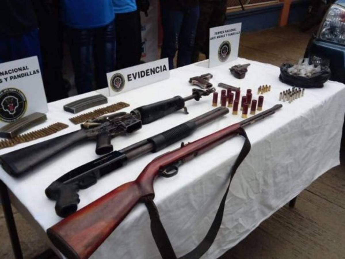 En la imagen se aprecian las armas, droga y proyectiles decomisados a esta estructura delictiva.
