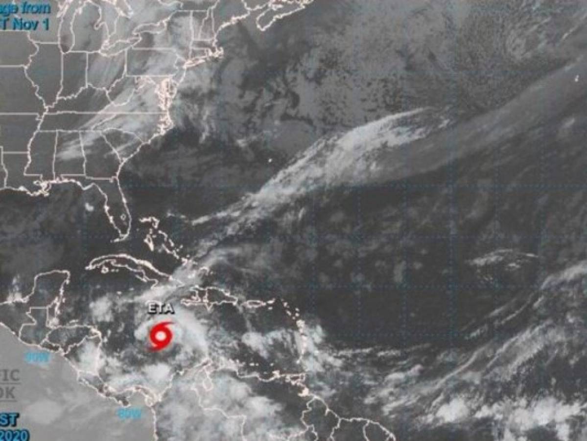 Eta se convierte en huracán categoría 2 y amenaza a Honduras