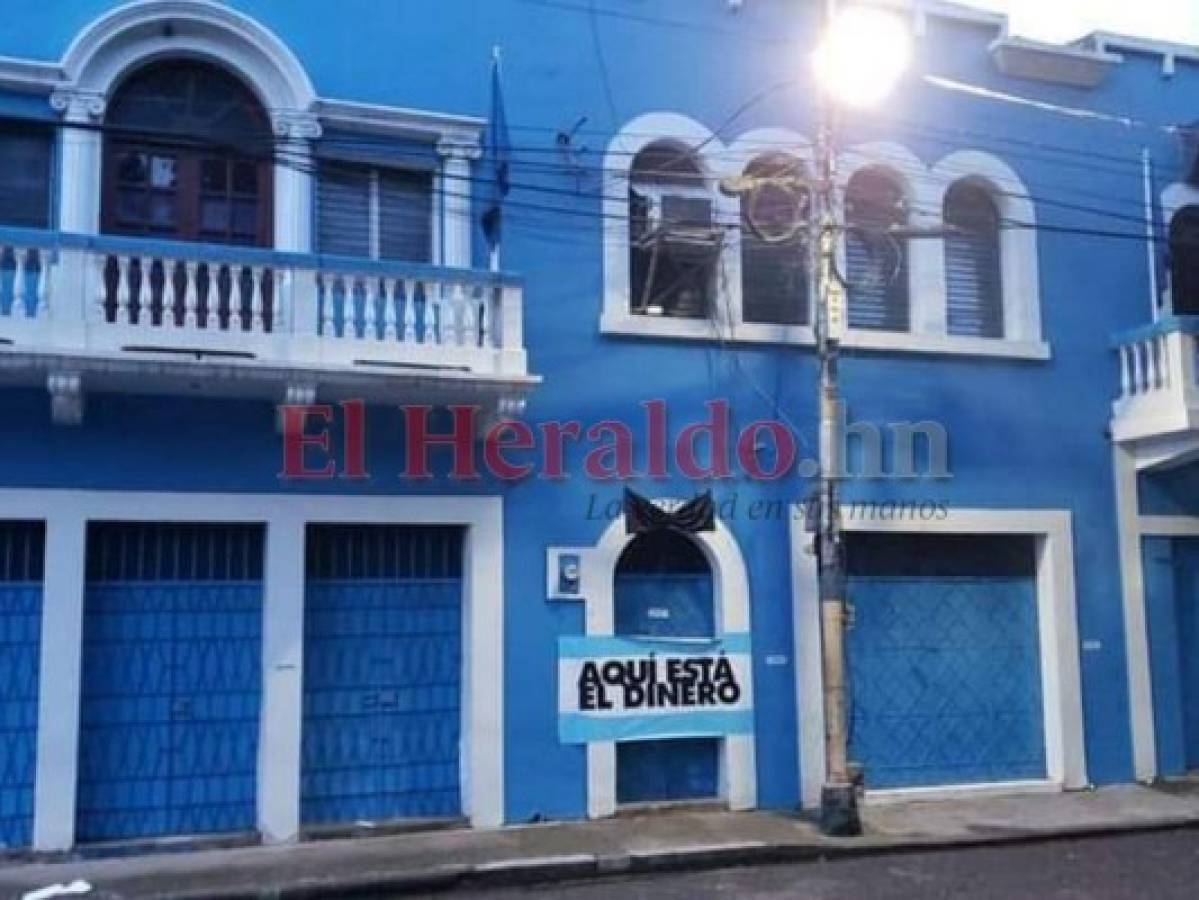 Aquí está el dinero dice la pancarta que apareció en la casa de los cachurecos.