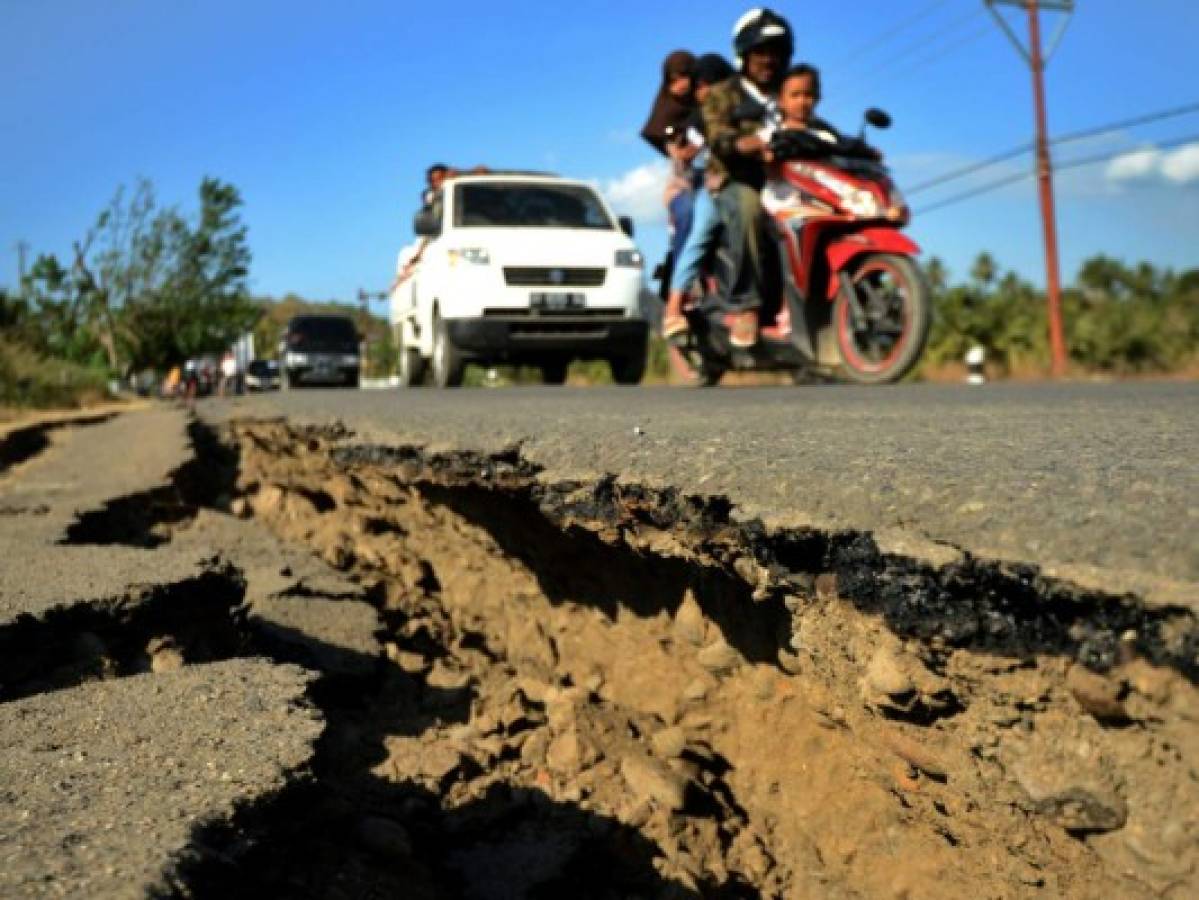 Aumenta a 131 el balance de muertos por el sismo de 6.9 en Indonesia