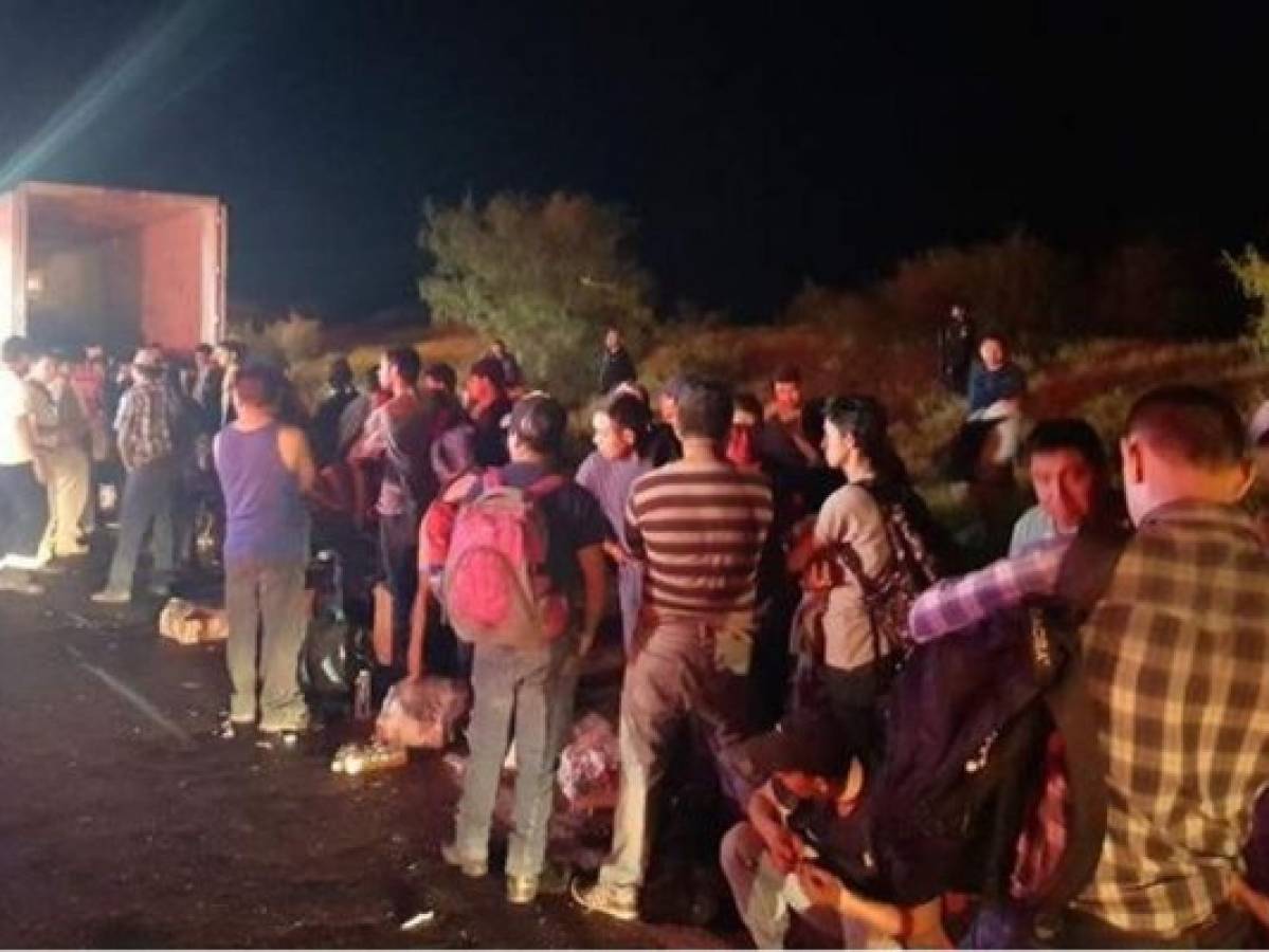 Rescatan a 119 migrantes centroamericanos que viajaban hacinados en norte de México