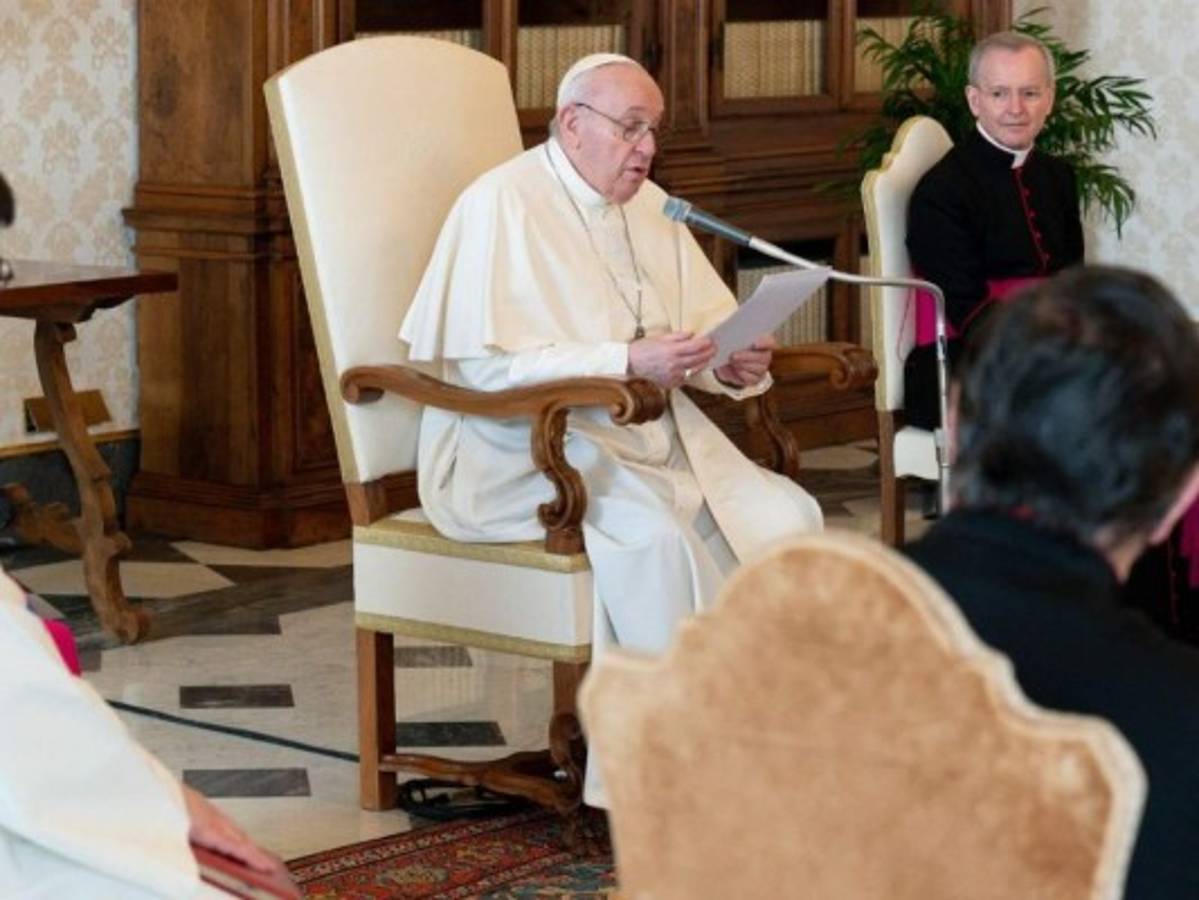 Papa pide a militares birmanos cese de represión tras el golpe de Estado