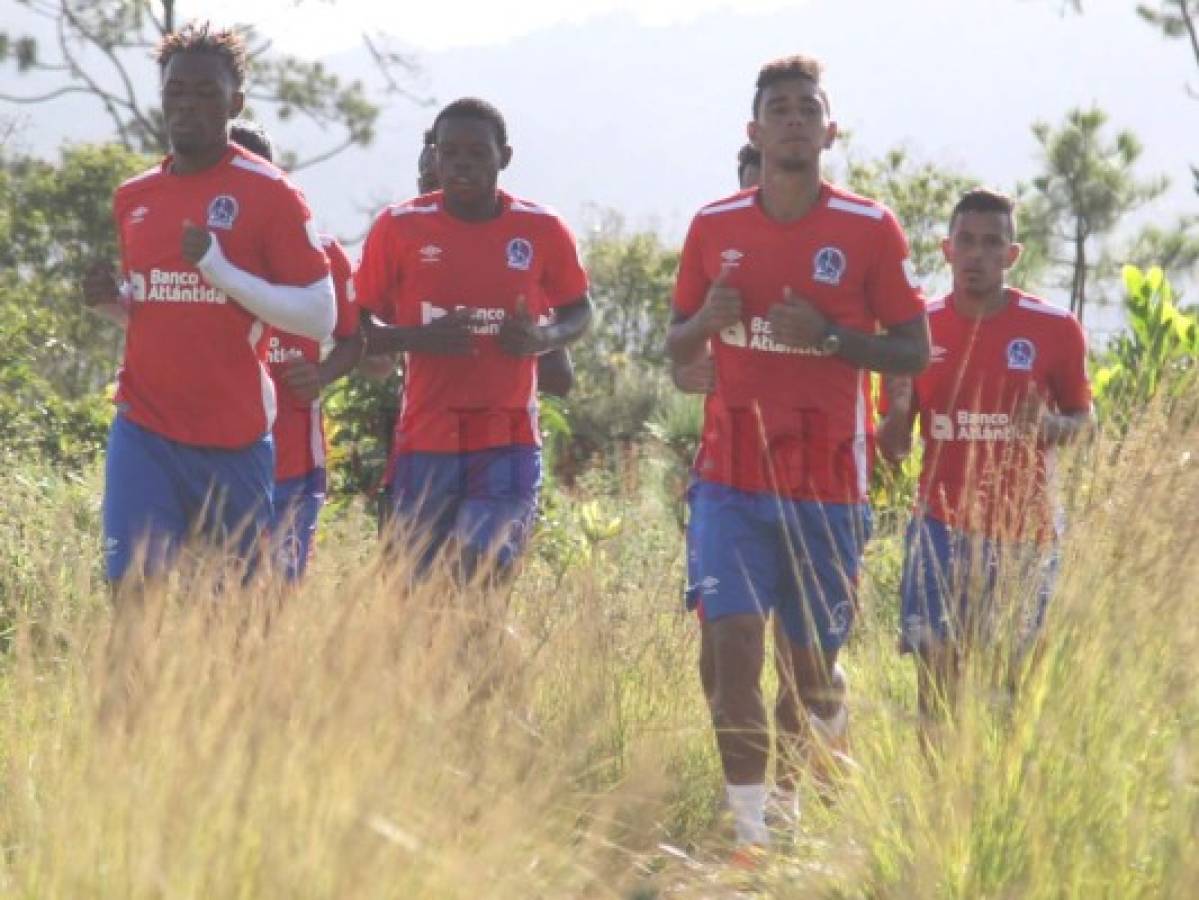 Los jugadore del equipo merengue corren por el famoso cerro Calanterique en Siguatepeque. Foto: Juan Salgado / El Heraldo.