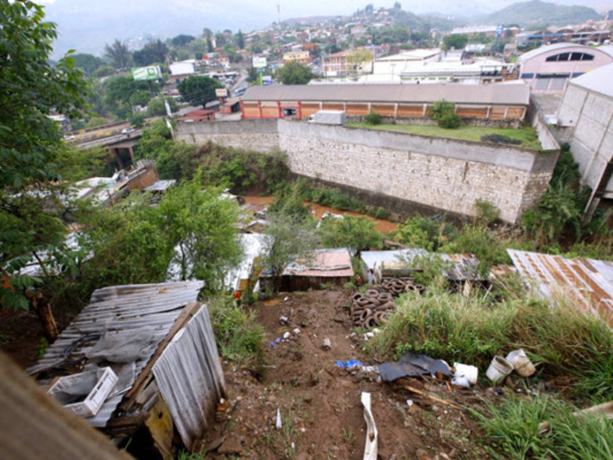 Alerta por deslizamiento en La Fraternidad tras 30 minutos de lluvia
