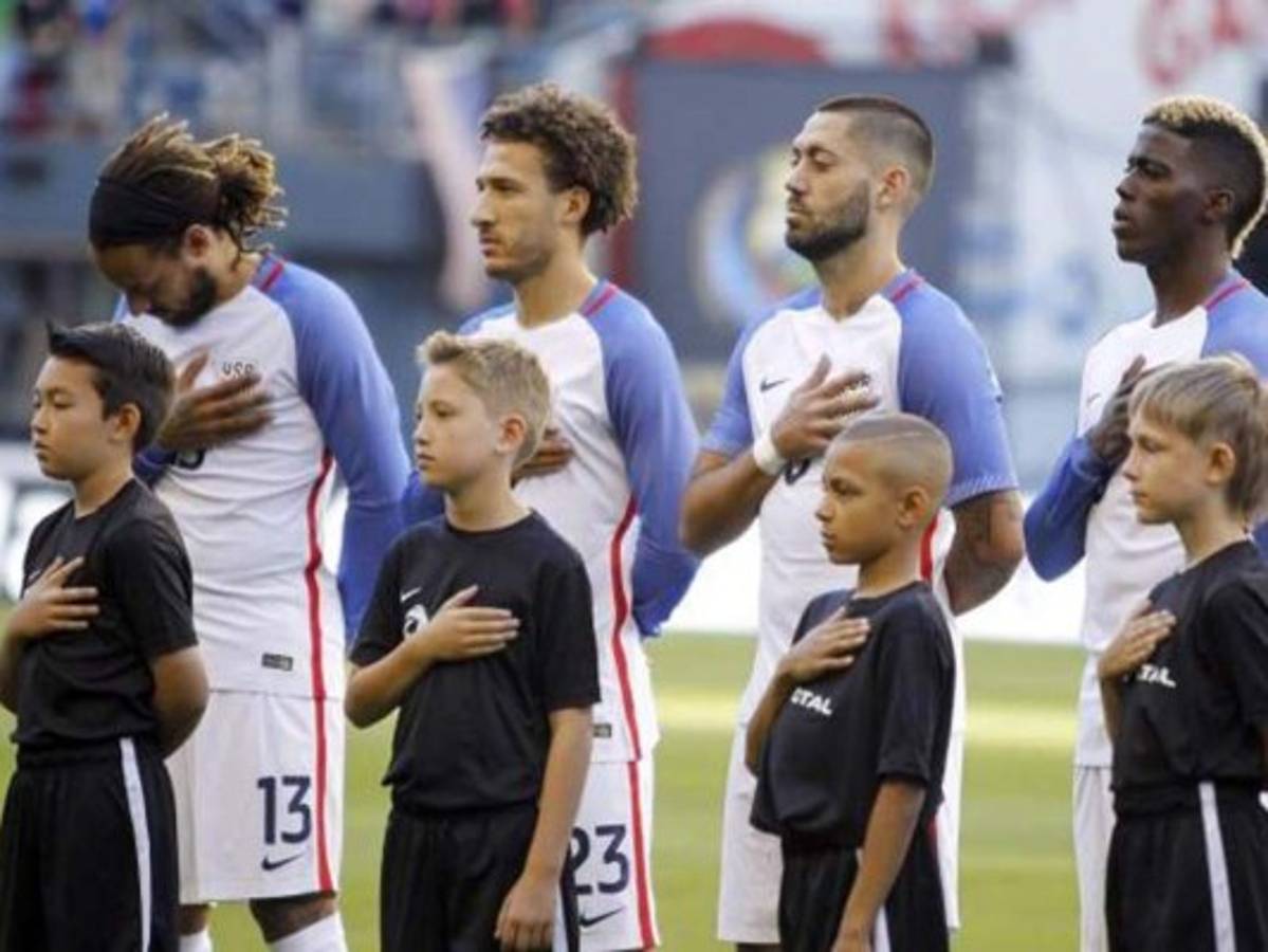 US Soccer exige que todos los jugadores se pongan de pie con el himno  