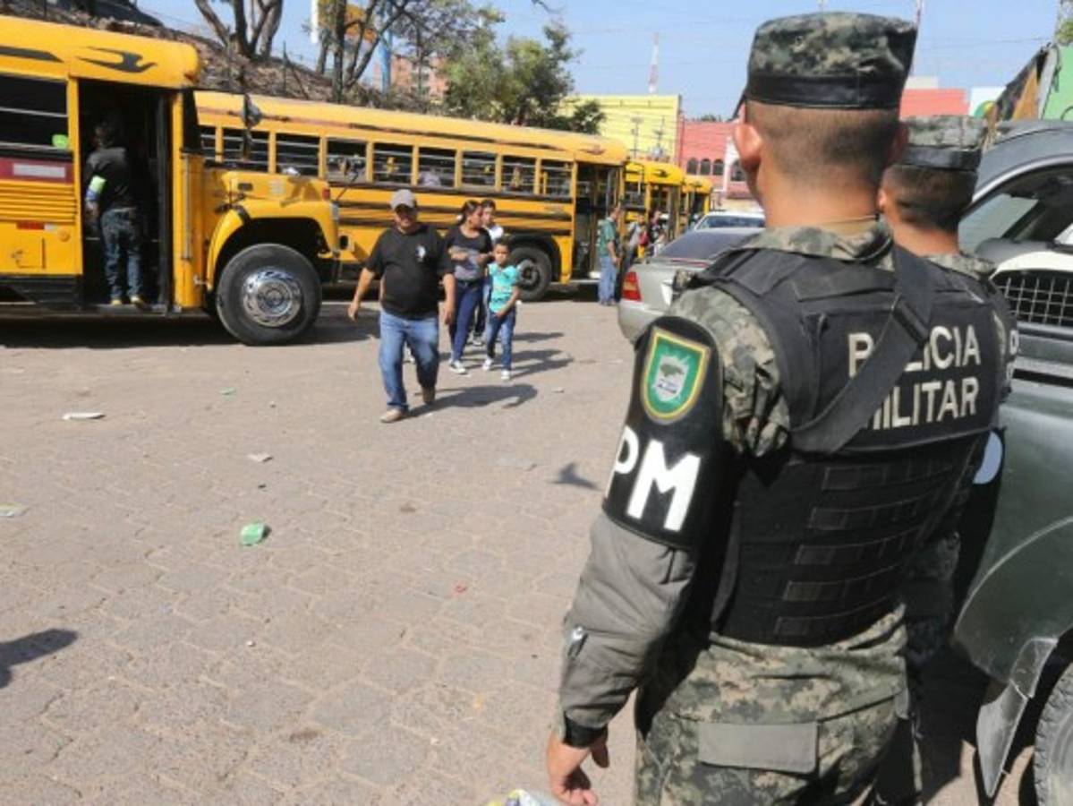 Buscan drogas y armas en terminales de buses en la capital