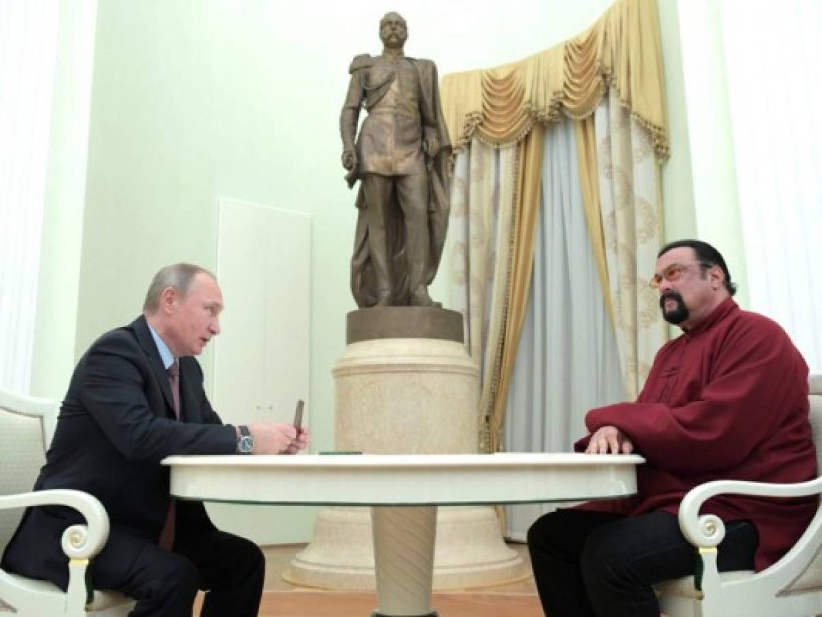 Putin entrega pasaporte ruso al actor estadounidense Steven Seagal