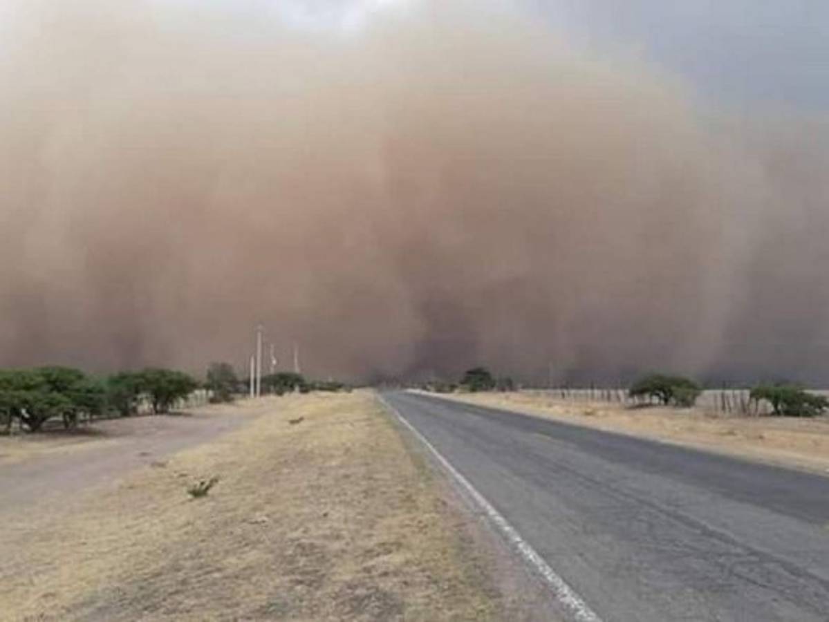 La tormenta se mostraba imponente y se observaba desde lejos.