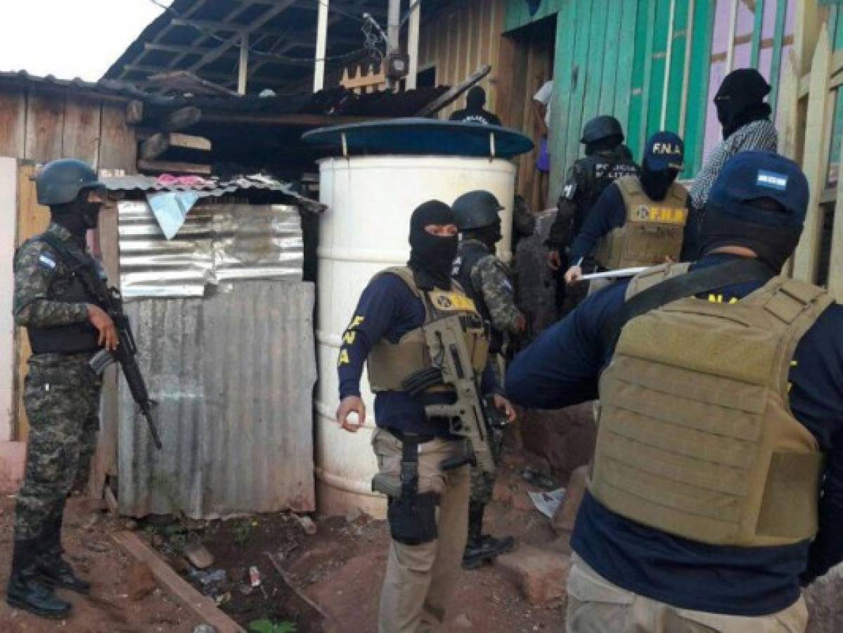 Miembros de Fusina y de la Policía Militar ejecutan varios allanamientos en el barrio El Edén de la capital de Honduras (Foto: Cortesía)