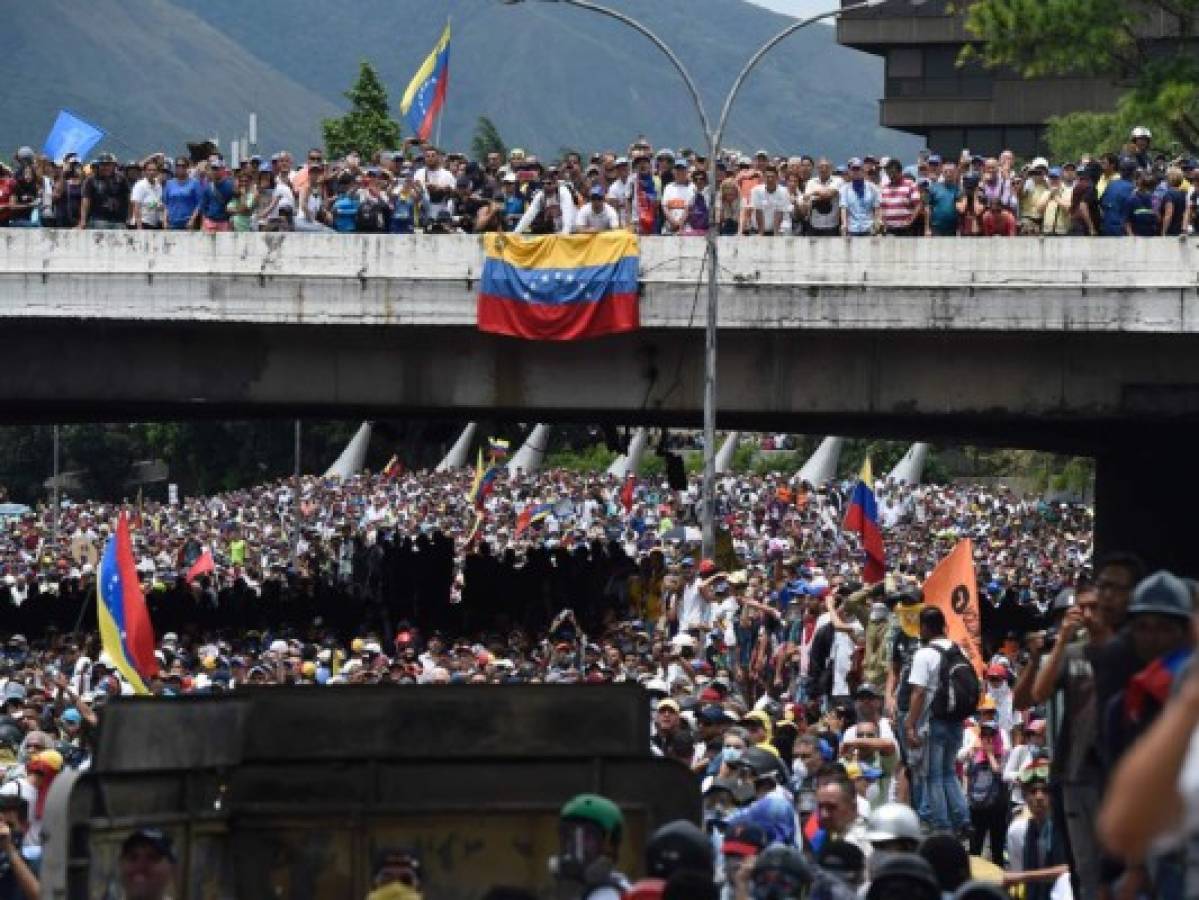 Oposición pide a la OEA detener salida de Venezuela