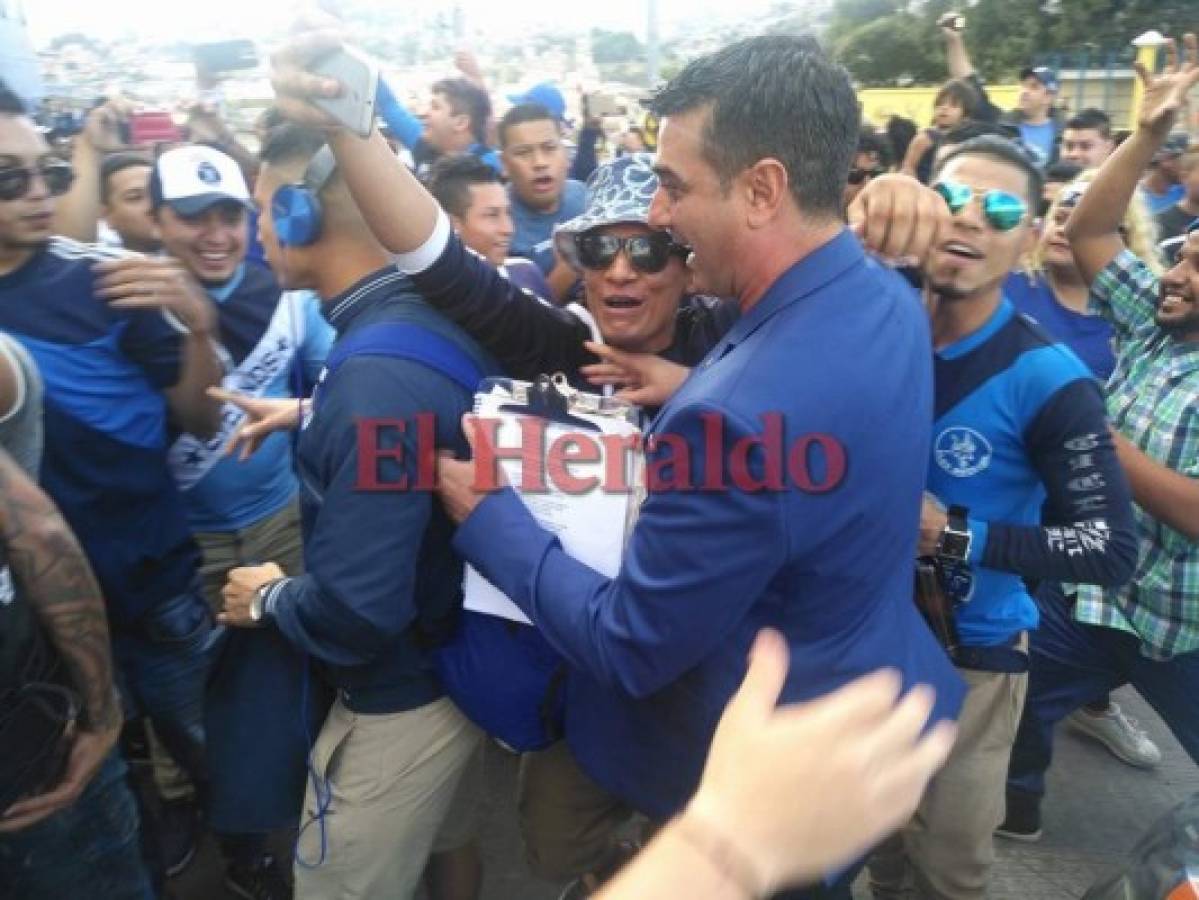 Diego Vazquez desató la locura a su llegada al estadio Nacional