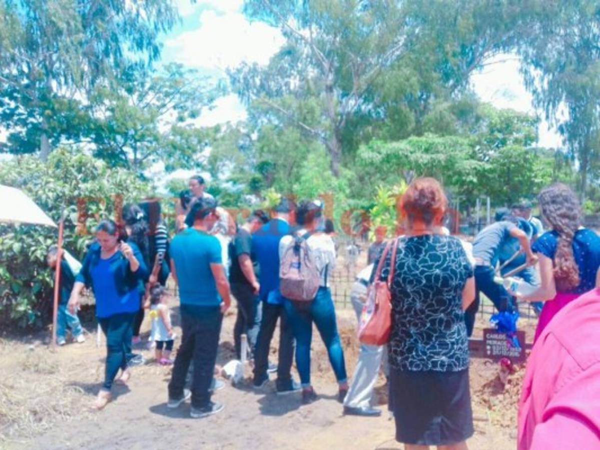 Entierran a jóvenes halladas muertas en colonia Villa Unión de la capital de Honduras