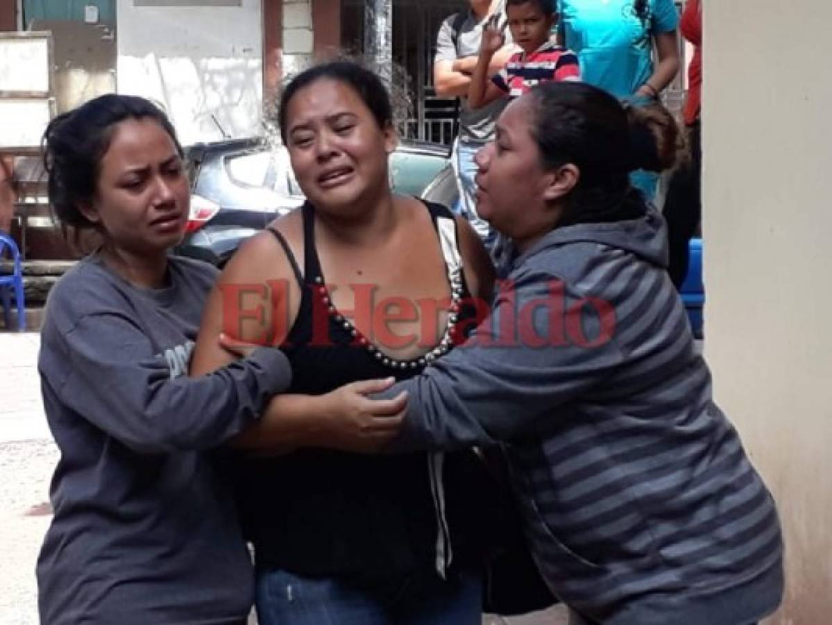El llanto de la madre de Dania al ver el cuerpo de su hija dentro de un ataúd. (Fotos: Álex Pérez / EL HERALDO)
