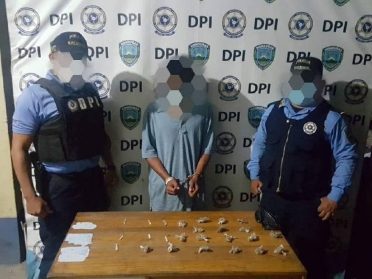 Capturan a hombre en posesión de varios envoltorios de droga en Cortés