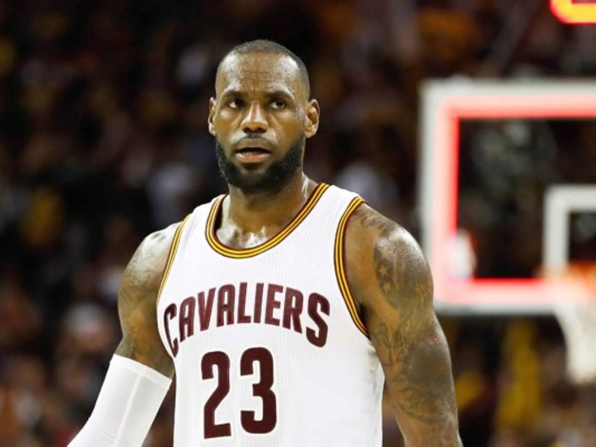LeBron James 'fatigado' de las comparaciones con Michael Jordan