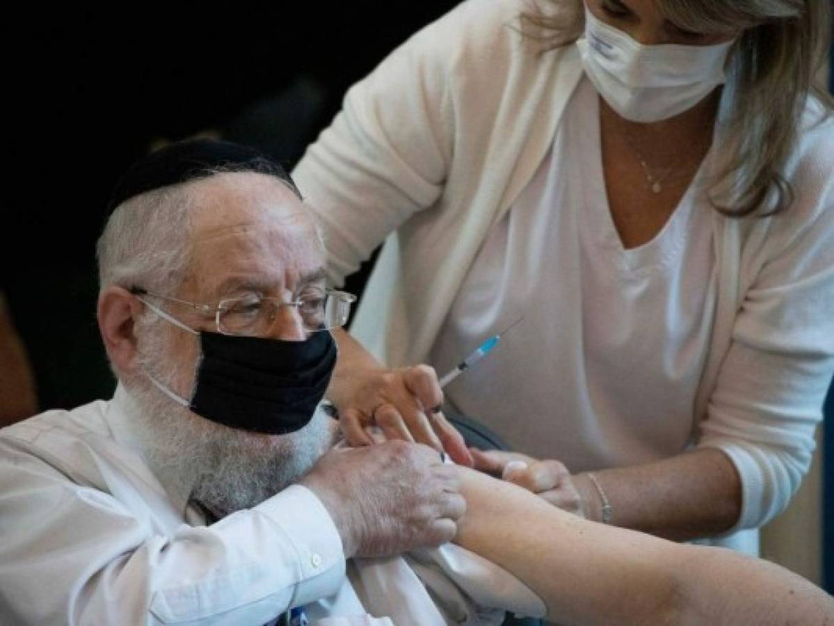 Israel comienza las vacunaciones en pleno pico de contagios
