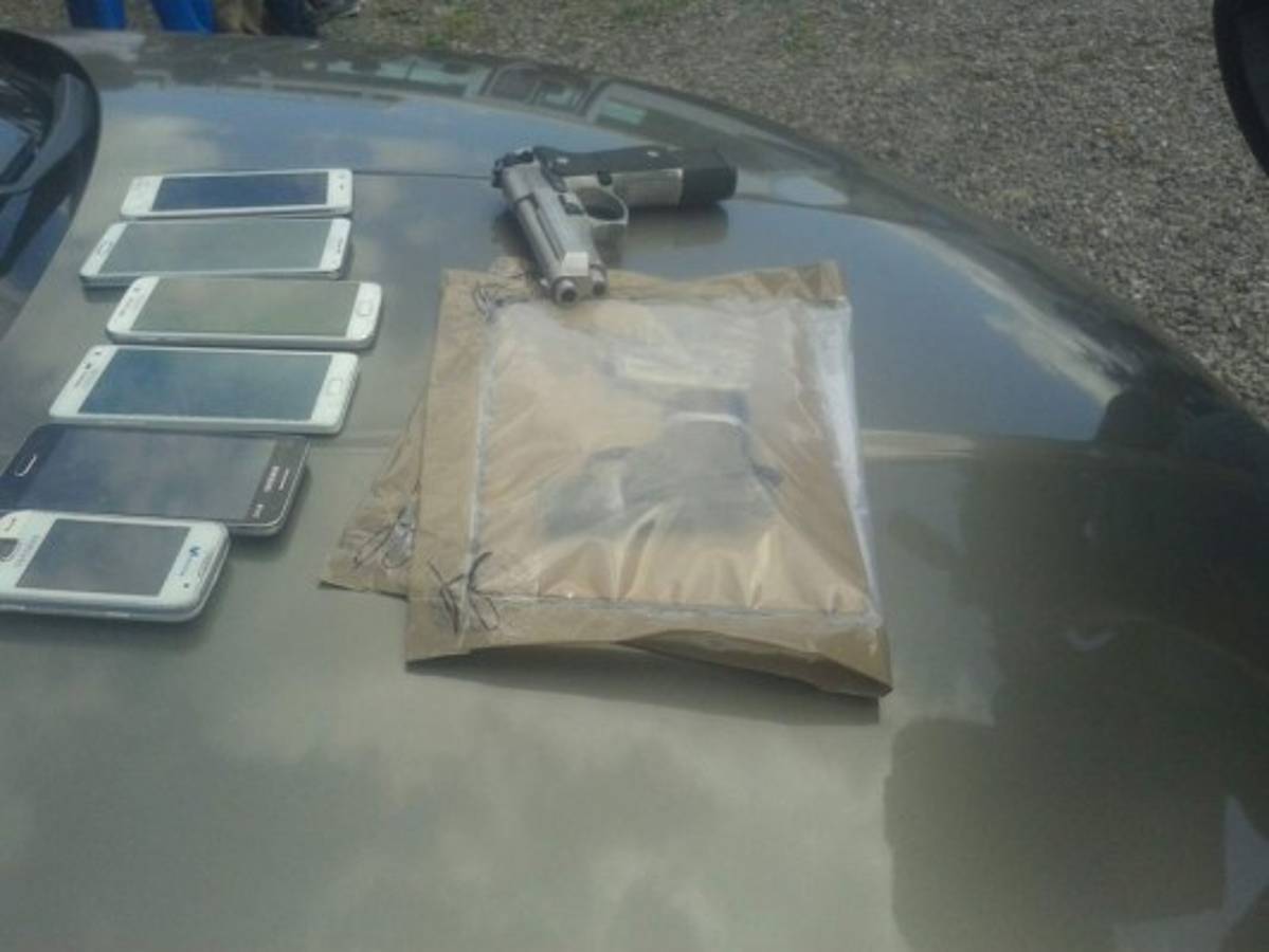 A estas personas se les decomisó al menos ocho teléfonos celulares, una pistola Beretta y otra pistola calibre 25. Además de una considerable suma de dinero aproximadamente siete mil lempiras.