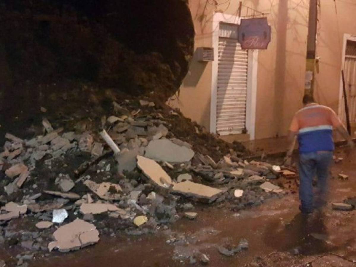 Se derrumba muro de histórico edificio en el centro de Tegucigalpa debido a las lluvias