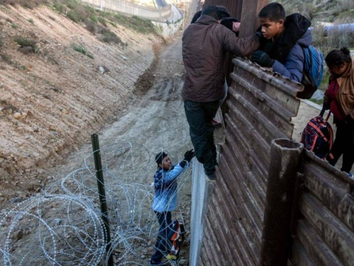 El Salvador asegura a Trump que se esfuerza para disminuir la migración irregular