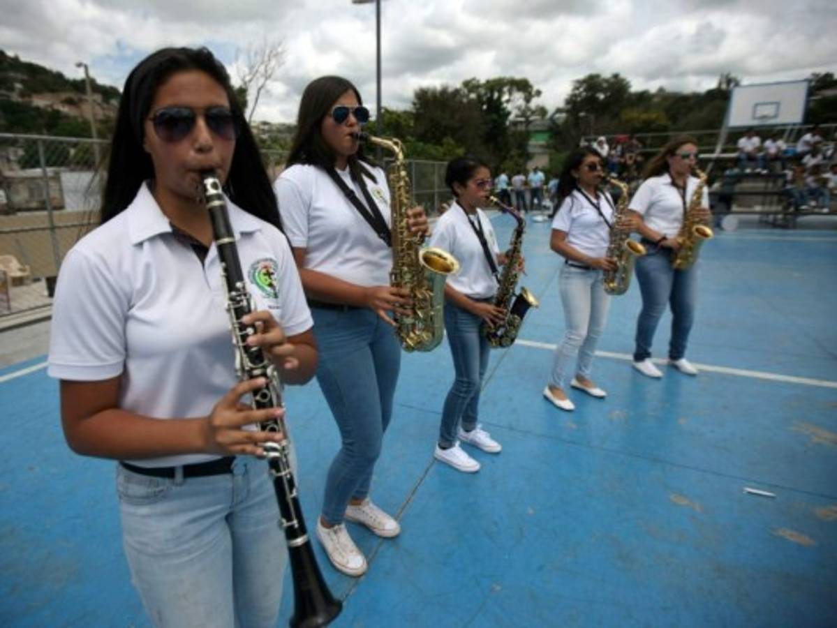 La competencia de las bandas cautiva con belleza y ritmo juvenil