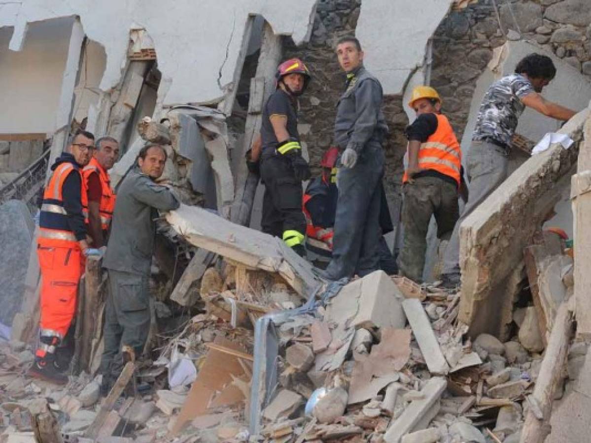 Decenas de muertos por sismo devastador en centro de Italia