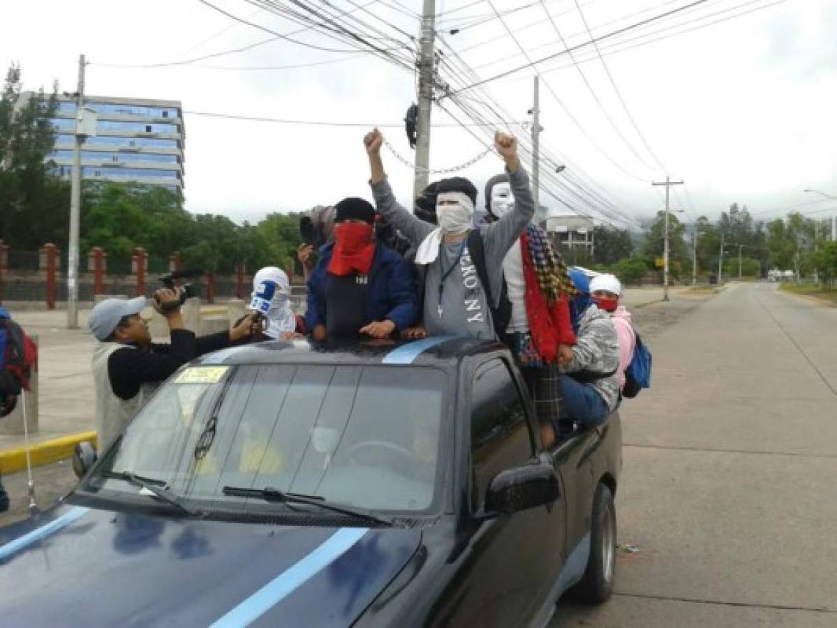 Estudiantes desalojan de forma pacífica la UNAH en Tegucigalpa