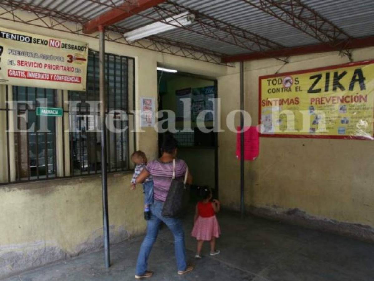 La hondureña llegó con su niño al centro asistencial de la colonia Las Crucitas de la capital.