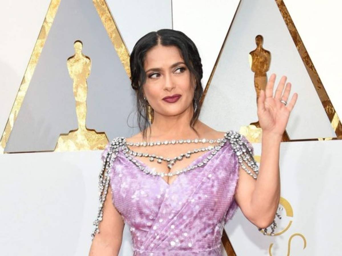 Singular vestido de Salma Hayek en los Oscar 2018 es el blanco de críticas