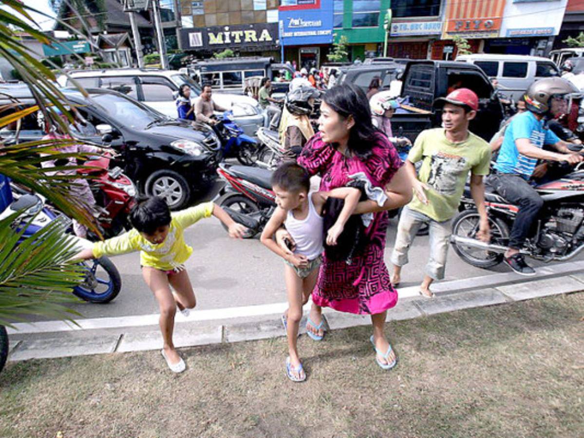 Violento sismo frente a Indonesia desencadena efímera alerta de tsunami