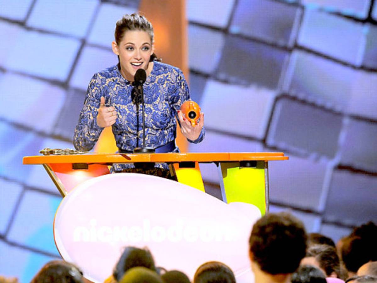 Lluvia verde cae sobre las estrellas en los Kids' Choice