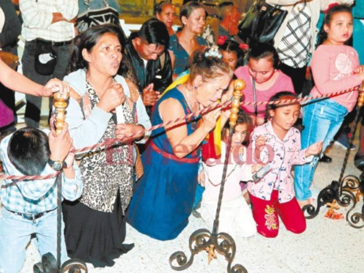 Devotos agradecen los milagros a la Virgen de Suyapa con velas, flores y de rodillas