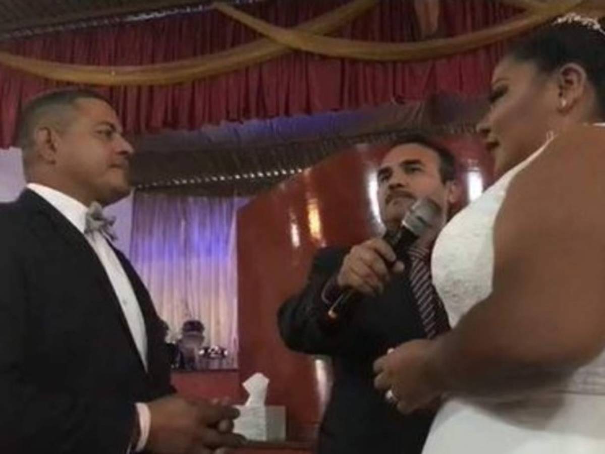 Pareja de hondureños que viajaba en caravana migrante se casa en Tijuana