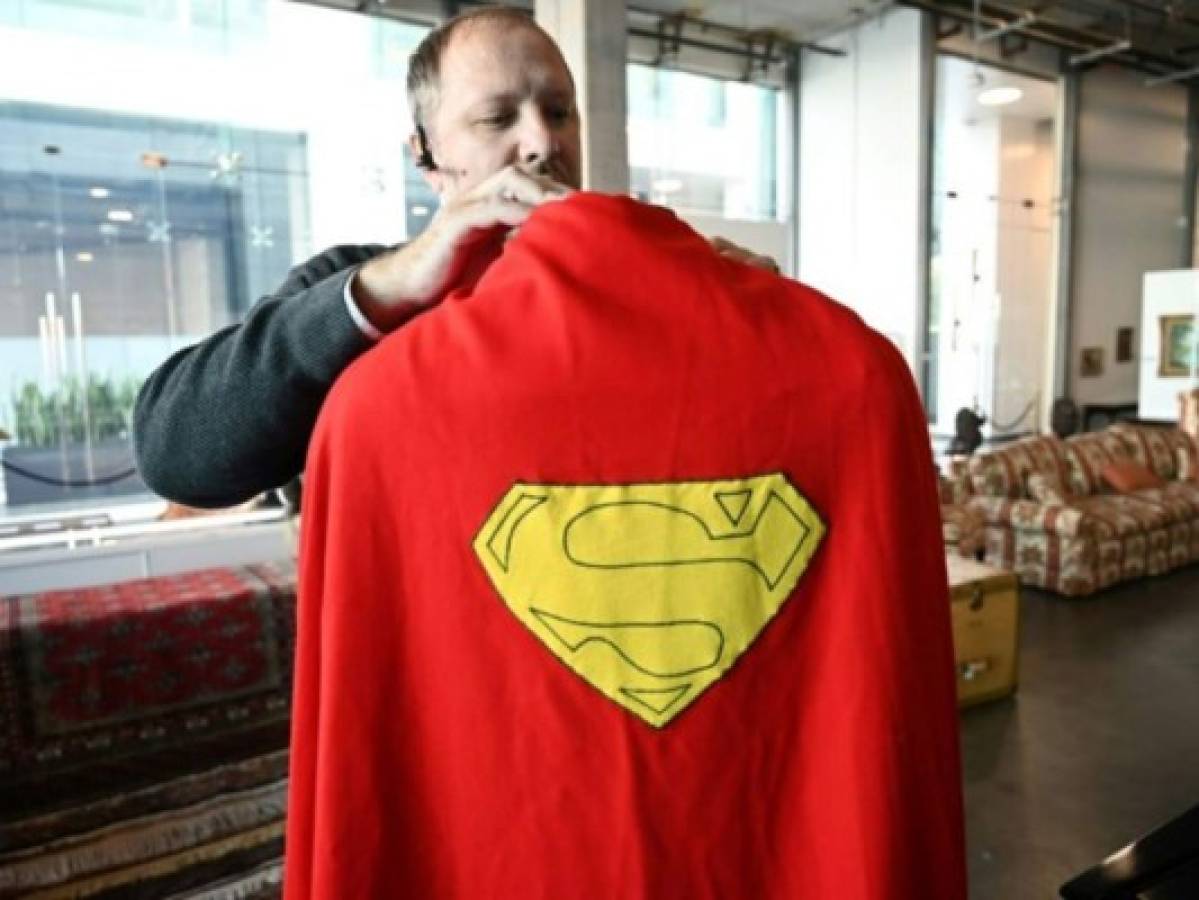Subastan capa de Superman por casi 200,000 dólares en Hollywood