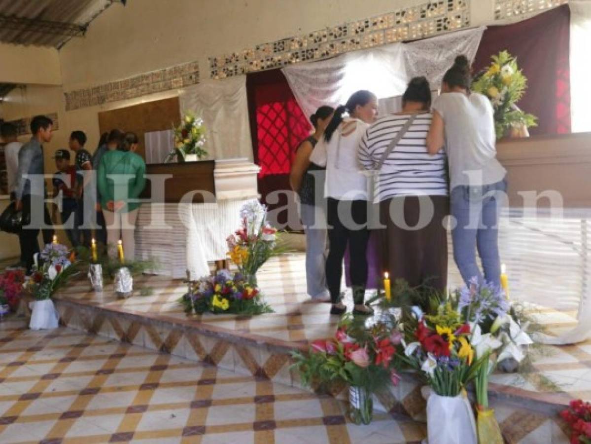 El dolor embarga a familiares en velorio de jóvenes asesinados en Valle de Ángeles