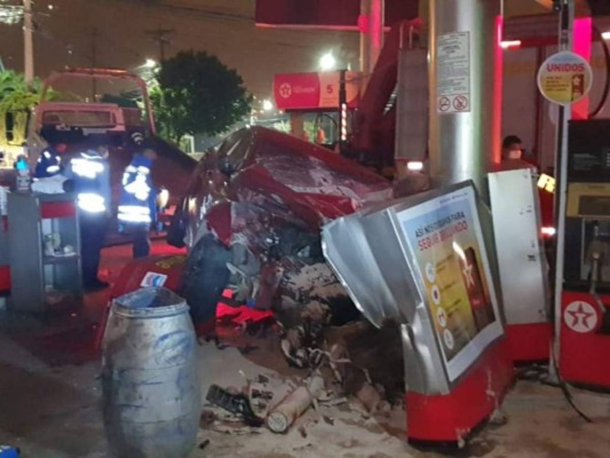 Tanto el vehículo como la estación de combustibles reportaban fuertes daños.